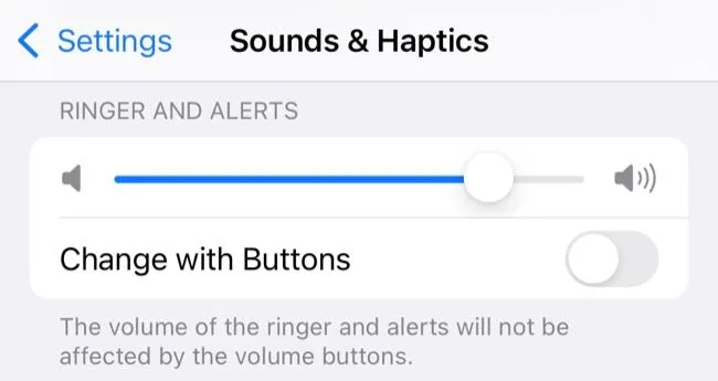 Cài đặt âm lượng chuông và cảnh báo trên iPhone trong phần Âm thanh &amp; Cảm ứng.
