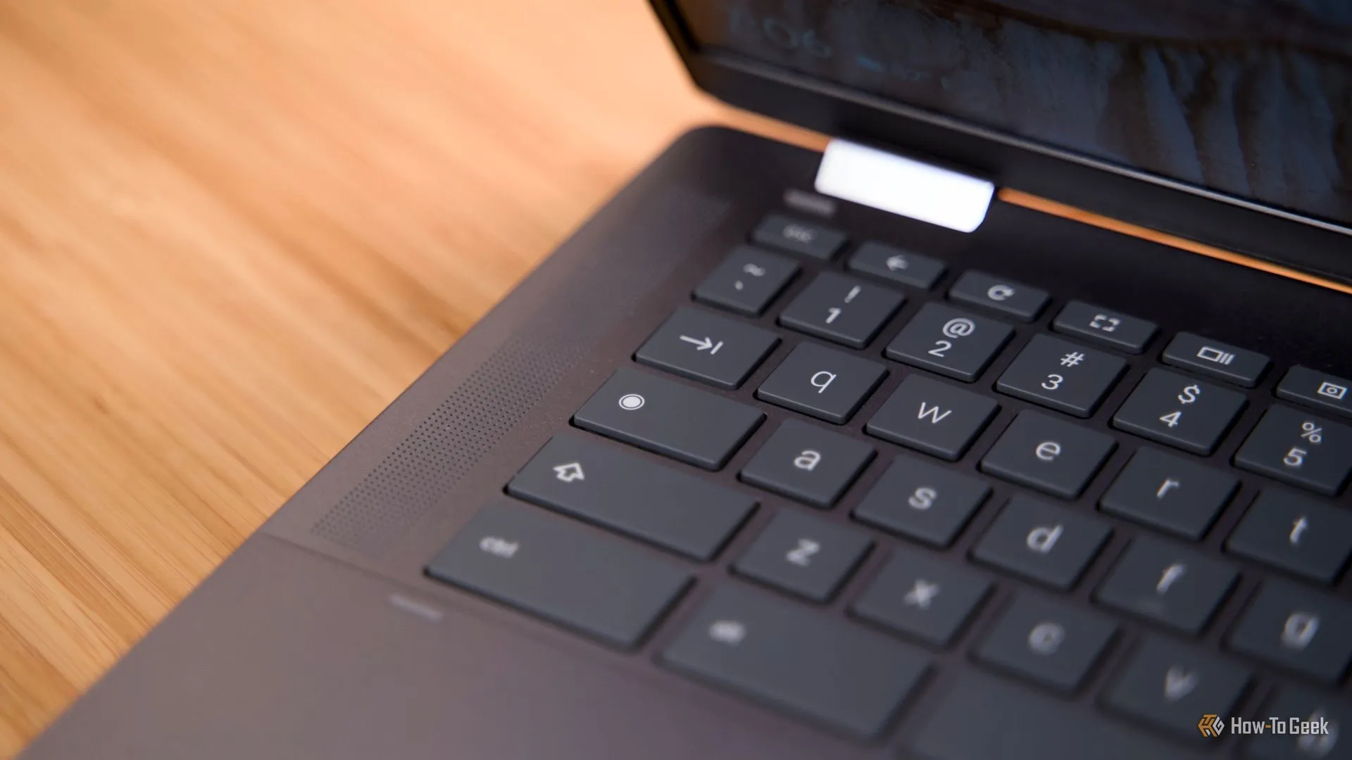 Cận cảnh bàn phím Chromebook với phím Search là trọng tâm