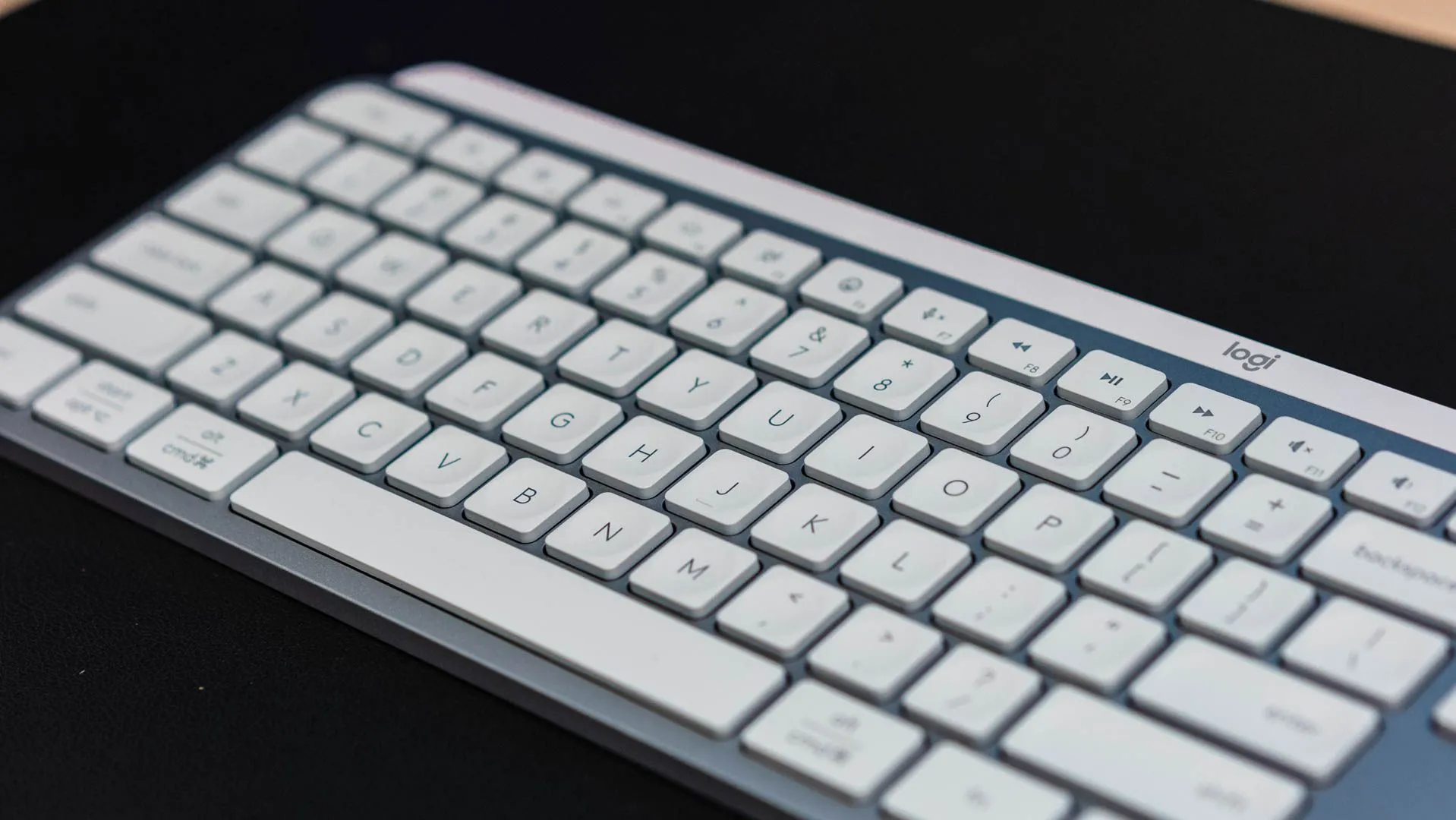 Cận cảnh các phím low-profile của bàn phím Logitech MX Keys S, được thiết kế với các vết lõm nhỏ cho trải nghiệm gõ phím thoải mái.