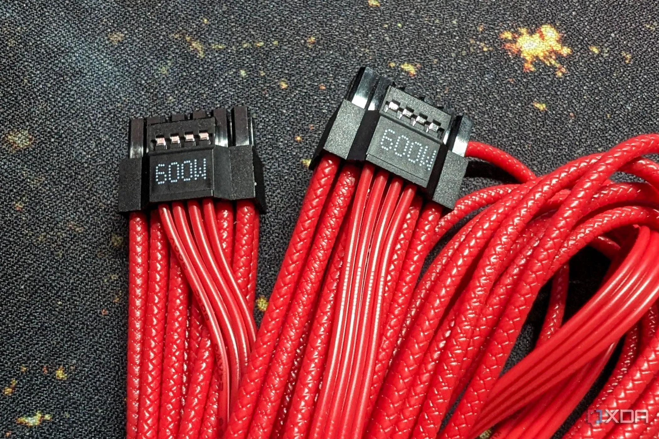 Cáp nguồn 12VHPWR kết nối với card đồ họa, minh họa khả năng tiết kiệm điện năng đáng kể khi undervolting GPU
