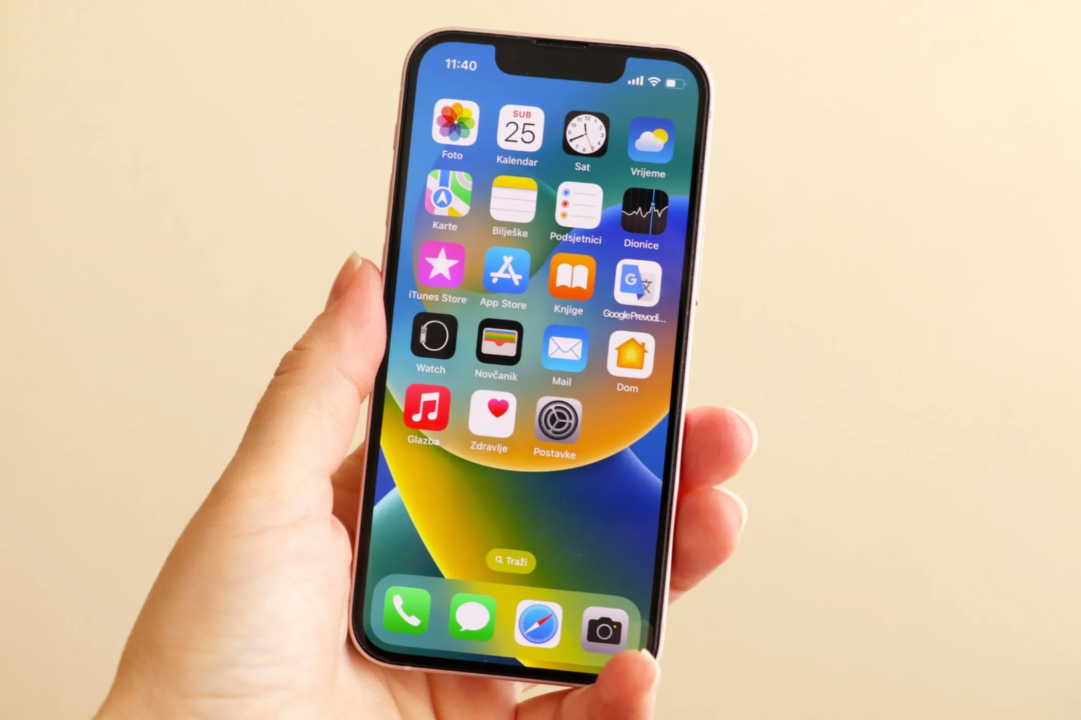 Chiếc iPhone 13 mini nằm gọn trong lòng bàn tay, nhắc nhở về vấn đề tản nhiệt cần được cải thiện trên các mẫu iPhone mới như iPhone 17.
