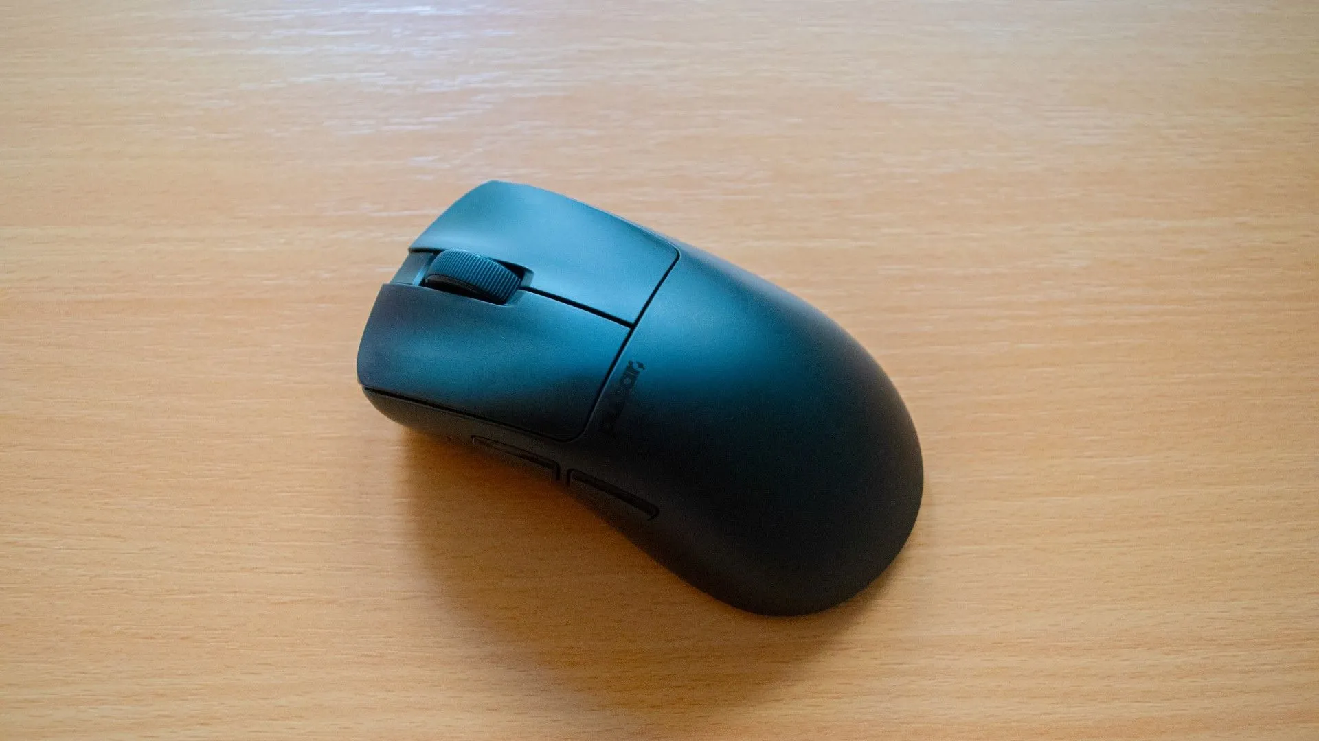 Chuột gaming không dây Pulsar Xlite V3 trên mặt bàn
