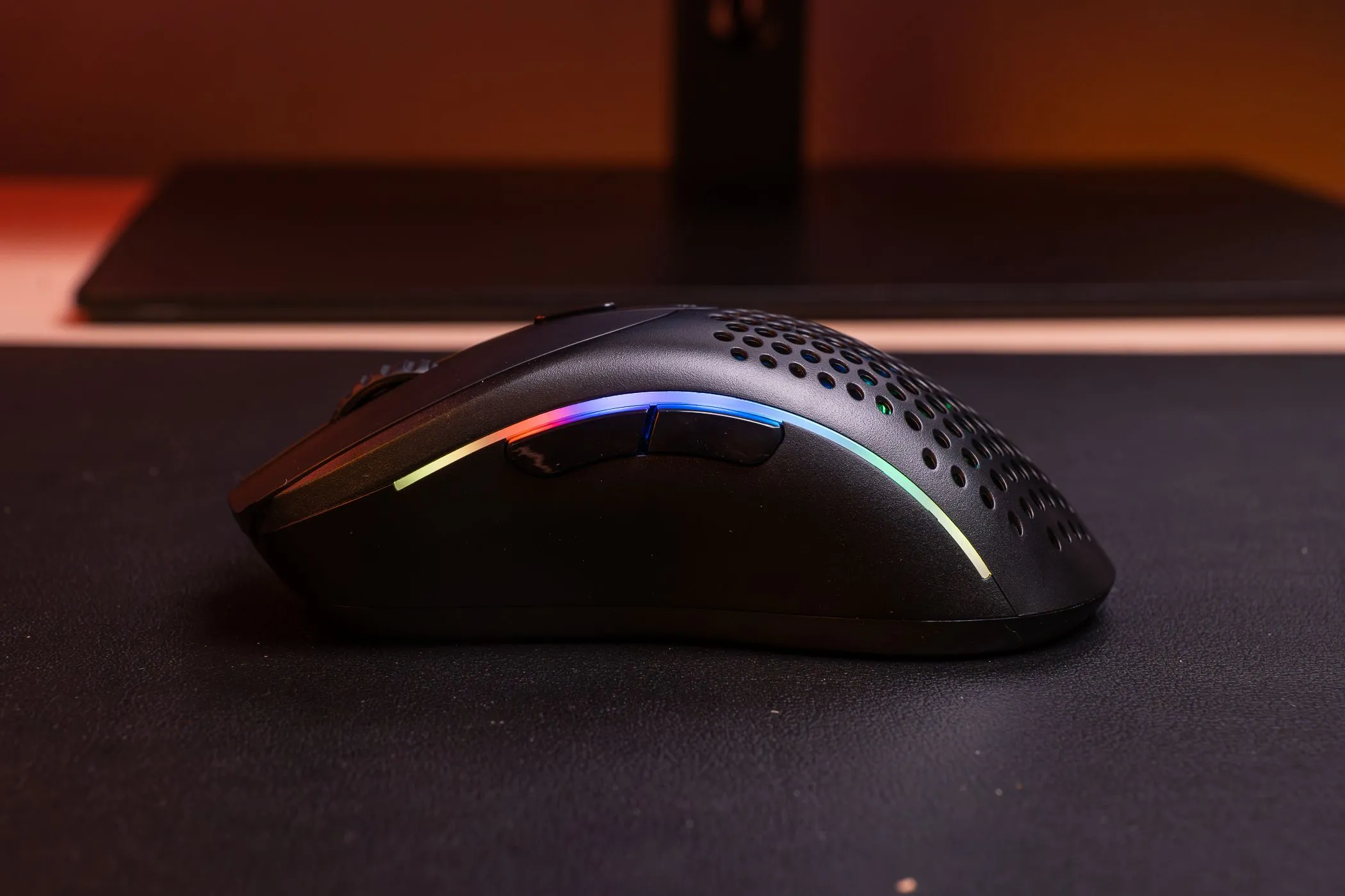 Chuột máy tính có nút phụ với đèn LED RGB rực rỡ, thể hiện khả năng tùy chỉnh cao