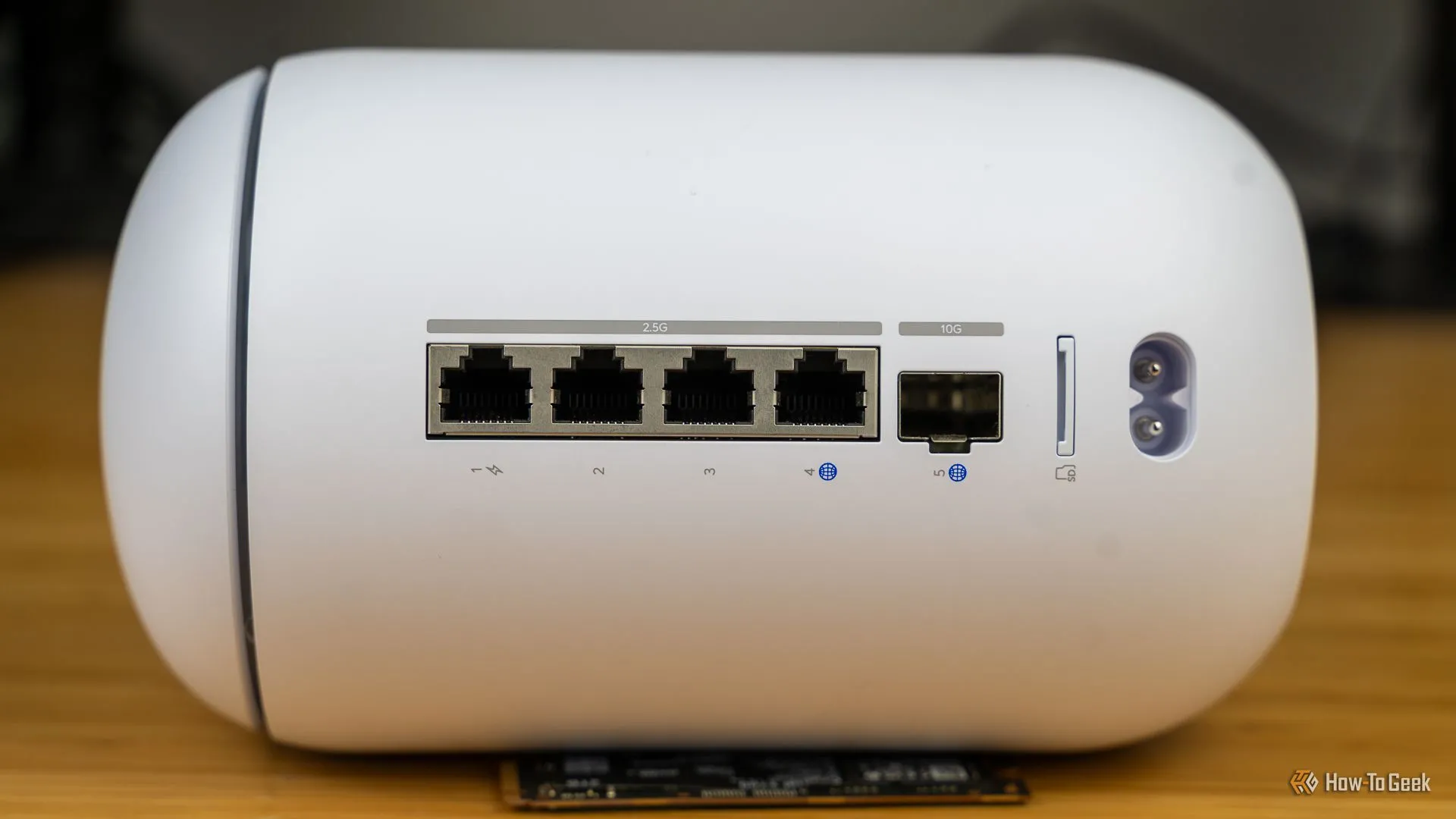 Cổng Ethernet và SFP+ ở mặt sau của Unifi Dream Router 7, minh họa các tùy chọn kết nối mạng