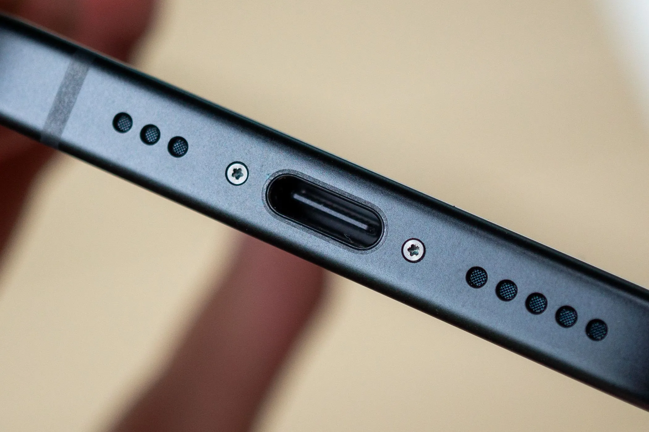 Cổng sạc USB Type-C trên iPhone 15, biểu tượng cho bước chuyển mình về kết nối nhưng vẫn cần cải thiện tốc độ sạc nhanh.