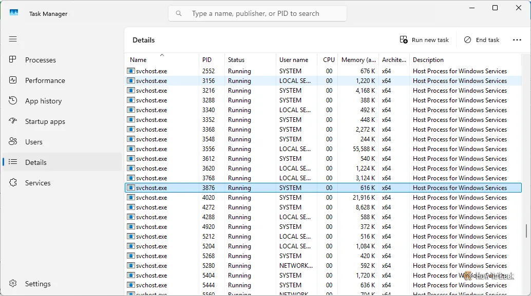 Danh sách dài các tiến trình &quot;svchost.exe&quot; không rõ ràng trong Task Manager, minh họa sự thiếu thông tin chi tiết gây khó khăn cho việc gỡ lỗi.