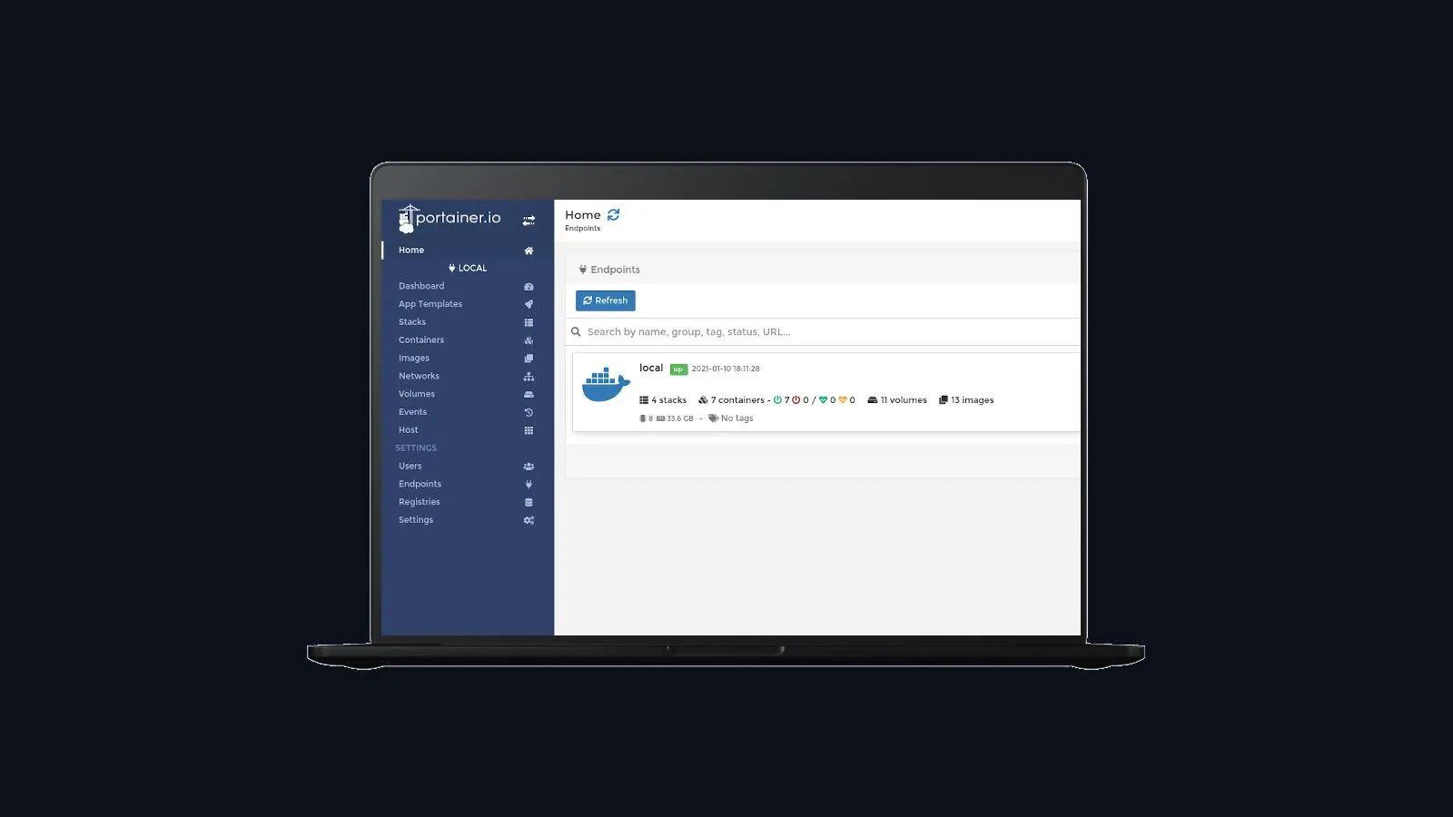 Giao diện người dùng bảng điều khiển Portainer, hiển thị danh sách các container Docker đang hoạt động và trạng thái của chúng.