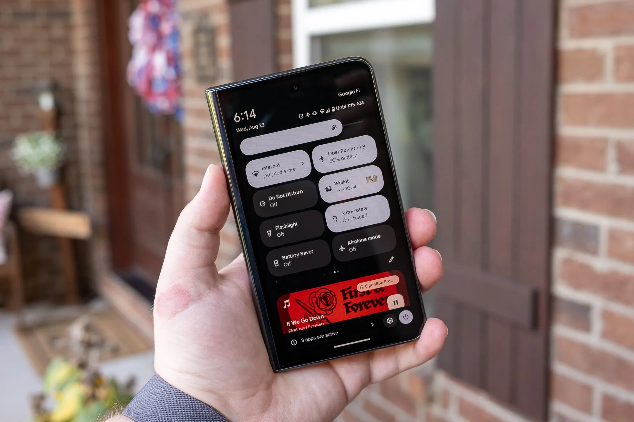 Giao diện thanh thông báo và cài đặt nhanh trên Google Pixel Fold, minh họa tính năng hồ sơ người dùng trên Android