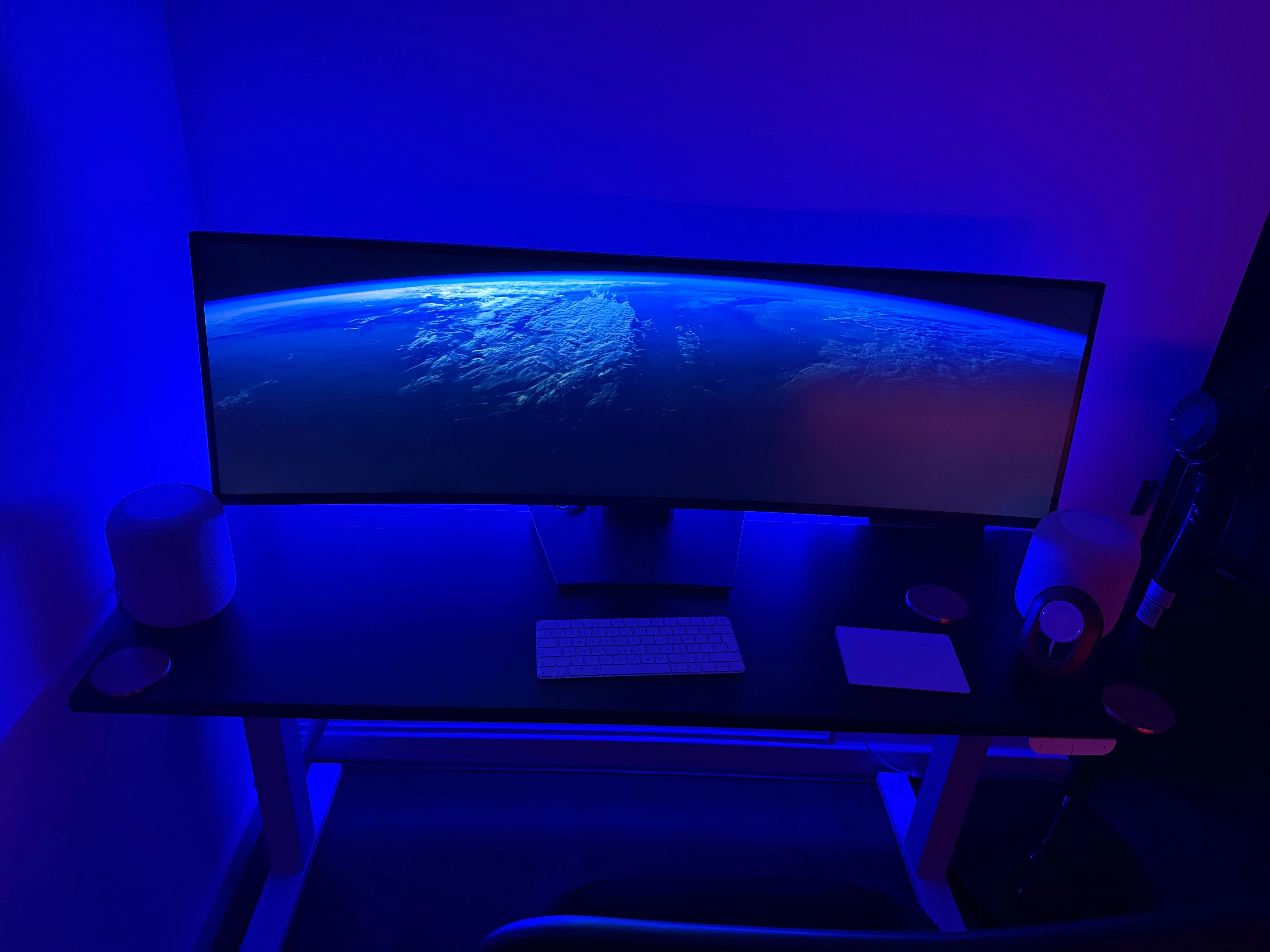 Góc làm việc tại nhà với dải đèn Philips Hue phía sau bàn tạo hiệu ứng ánh sáng xanh hiện đại, minh họa cho việc sử dụng bộ lọc ánh sáng xanh trên màn hình
