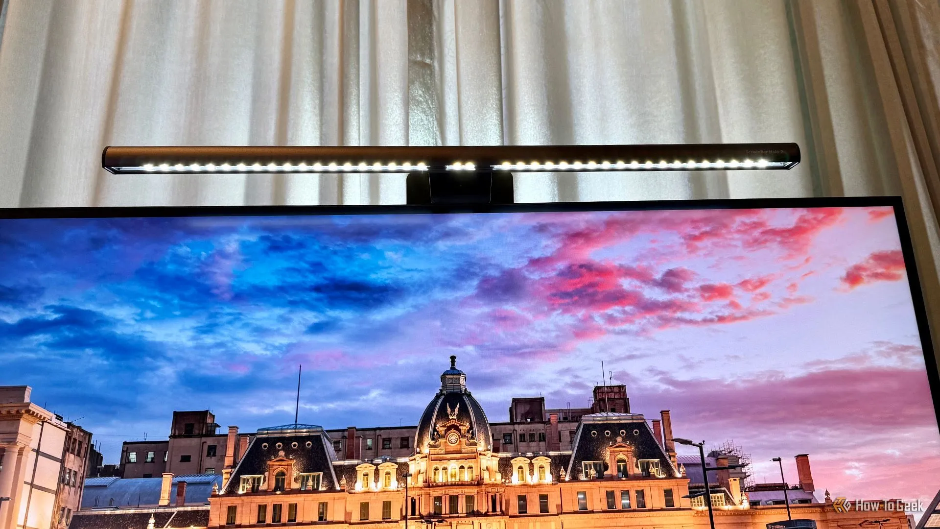 Góc nhìn cận cảnh BenQ ScreenBar Halo 2 gắn trên cạnh trên của màn hình