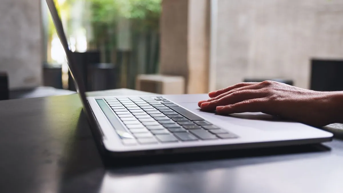 Hình ảnh cận cảnh bàn phím laptop với người dùng đang duyệt web ẩn danh