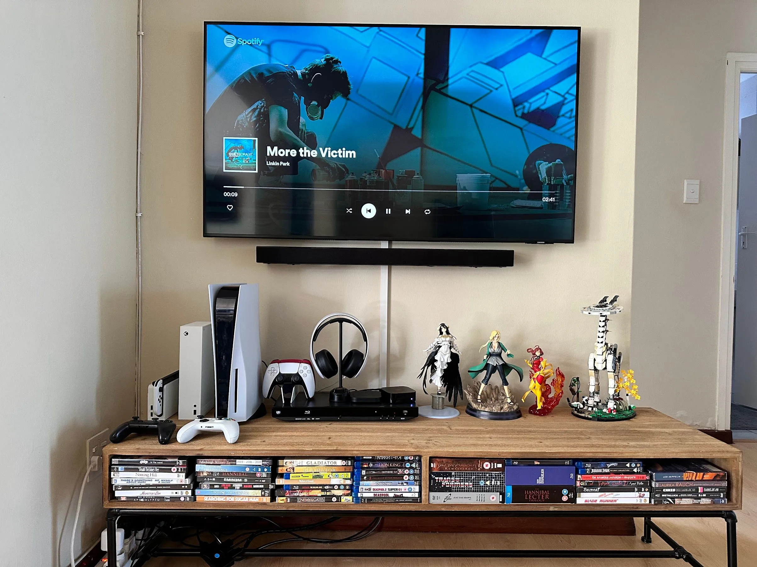 Kệ TV với đĩa DVD và Blu-ray