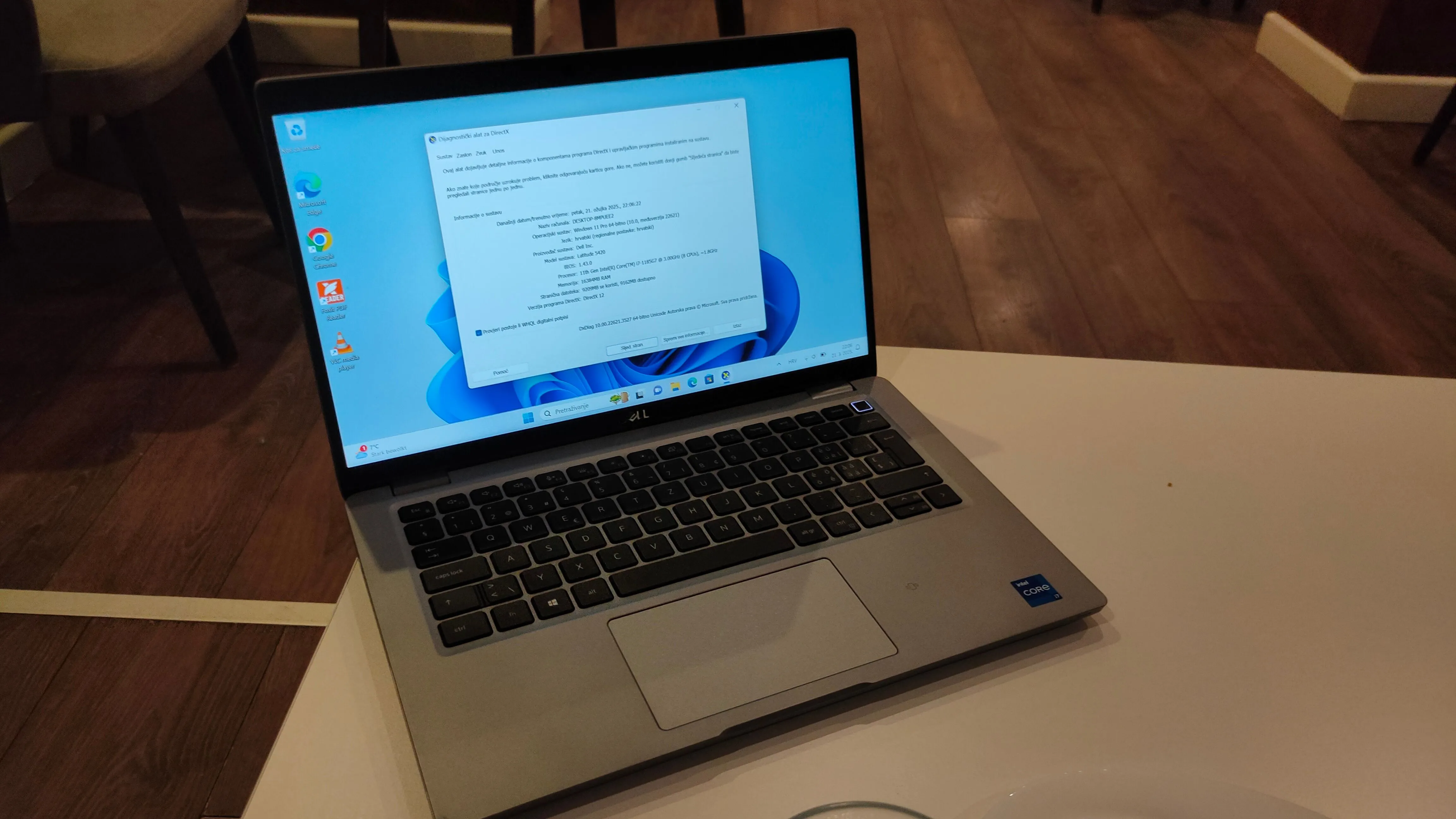 Laptop doanh nghiệp Dell Latitude 5420 trên bàn làm việc
