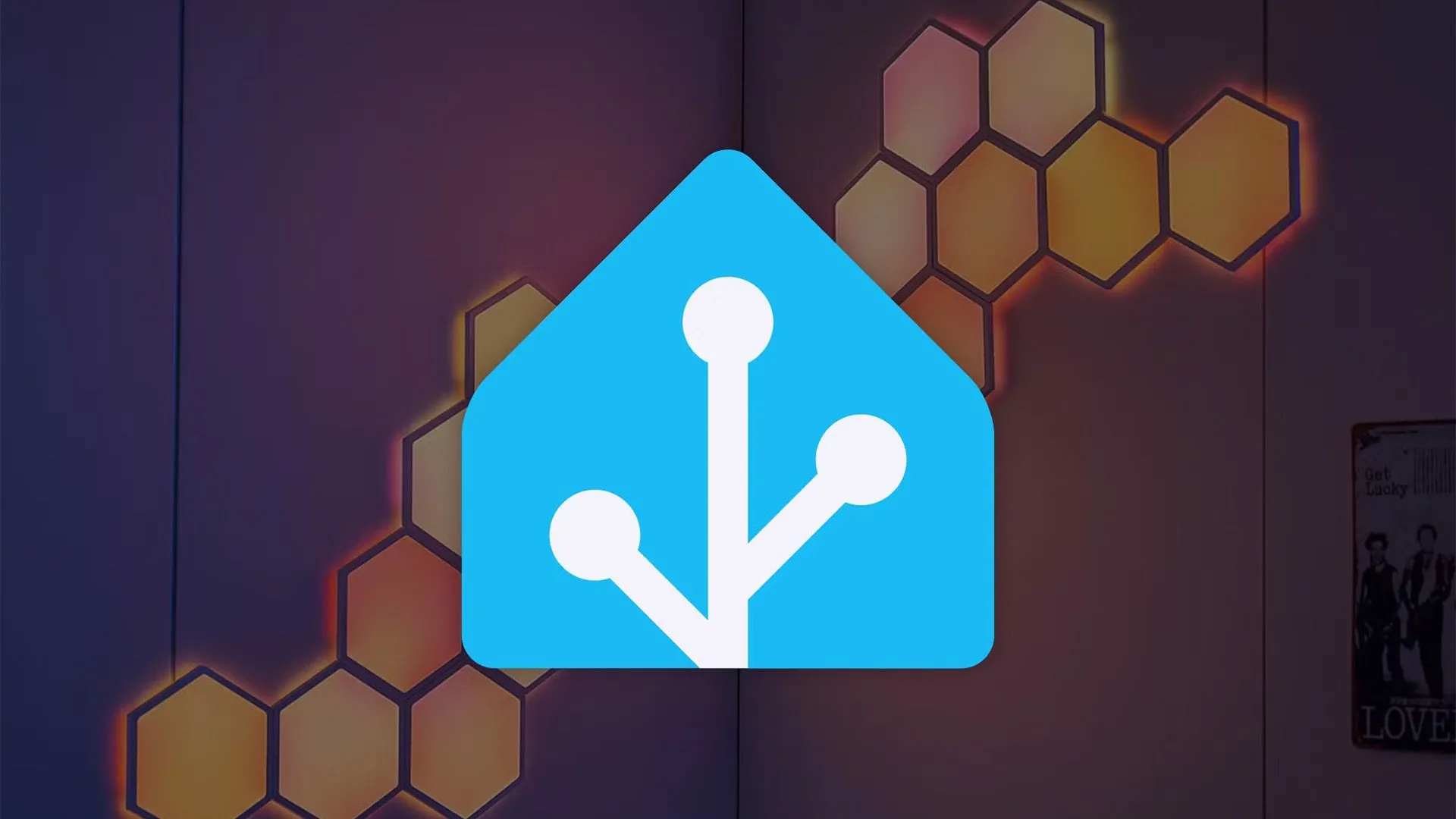 Logo Home Assistant với đèn LED RGB Octocon trên tường phía sau