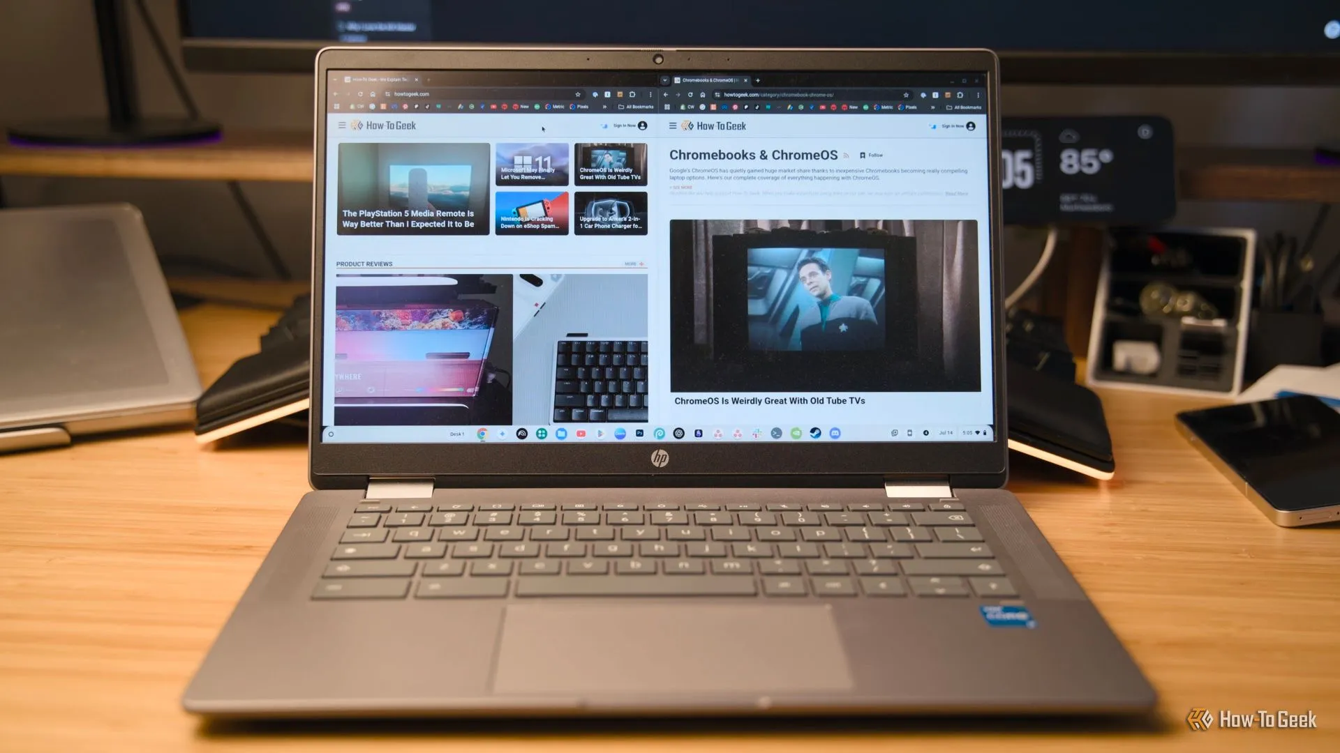 Màn hình Chromebook hiển thị hai cửa sổ ứng dụng được chia đôi cạnh nhau