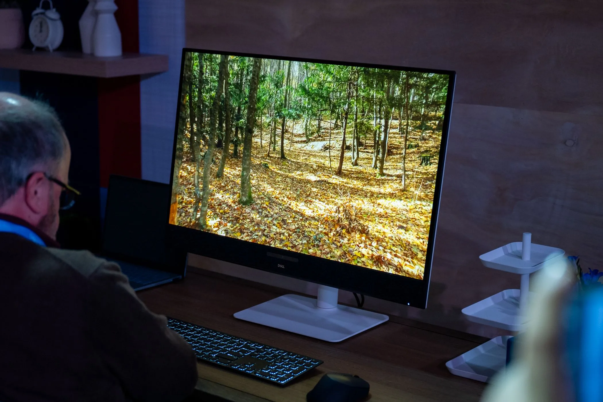 Màn hình Dell 32 Plus 4K QD-OLED hiển thị video sống động trên bàn