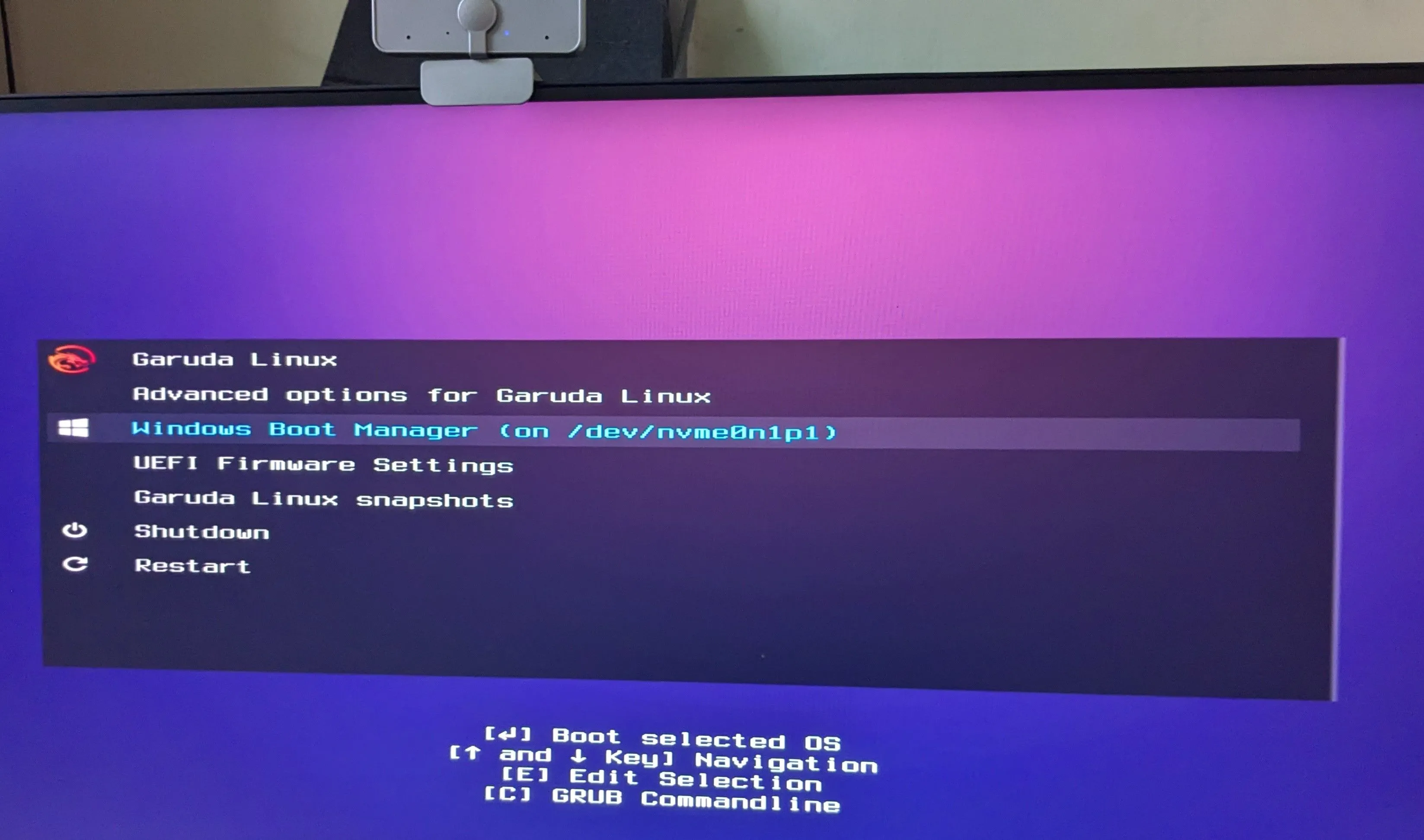 Màn hình hiển thị menu GRUB với các tùy chọn khởi động cho Garuda Linux và Windows, minh họa tính năng dual boot.