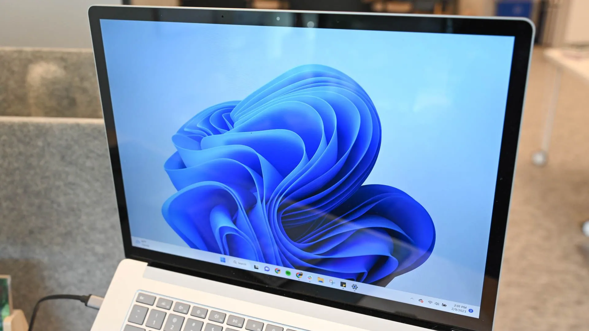Máy tính xách tay chạy Windows 11 hiển thị kết nối Wi-Fi, minh họa việc quản lý mạng không dây