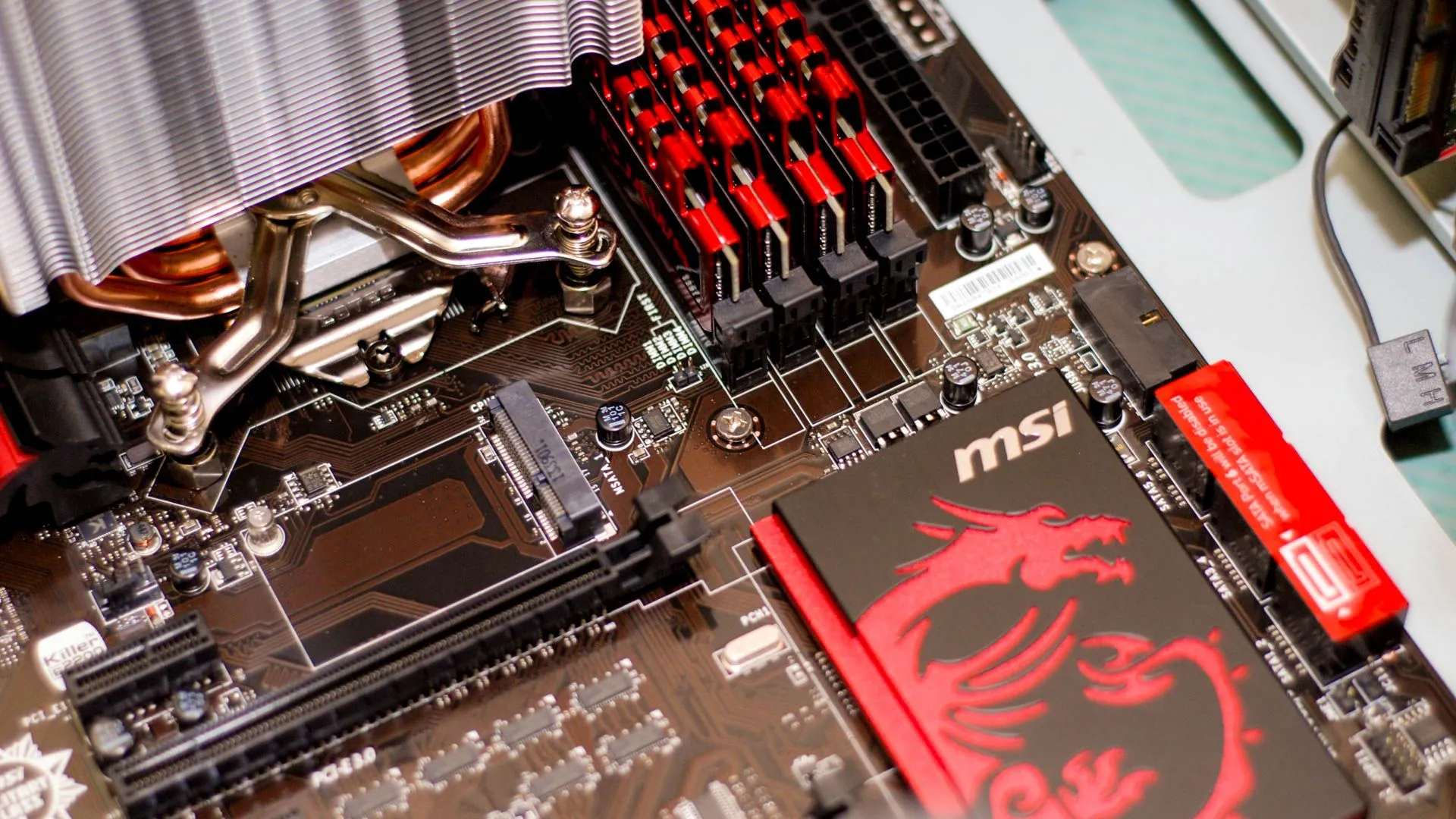 Một bộ tản nhiệt CPU trên bo mạch chủ MSI