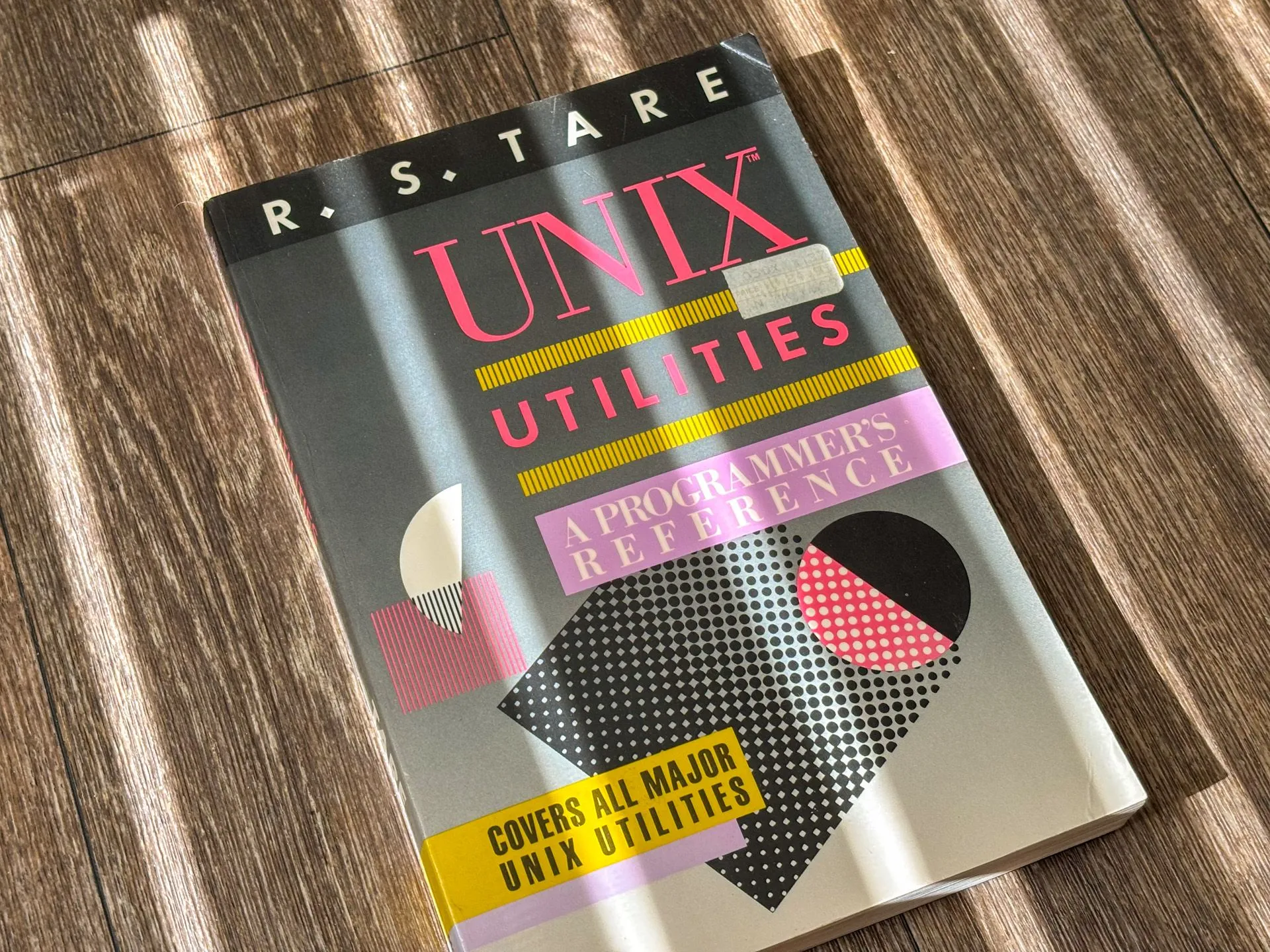 Một cuốn sách cũ với tiêu đề &quot;UNIX Utilities&quot; minh họa cho giá trị lâu bền của tài liệu Unix/Linux