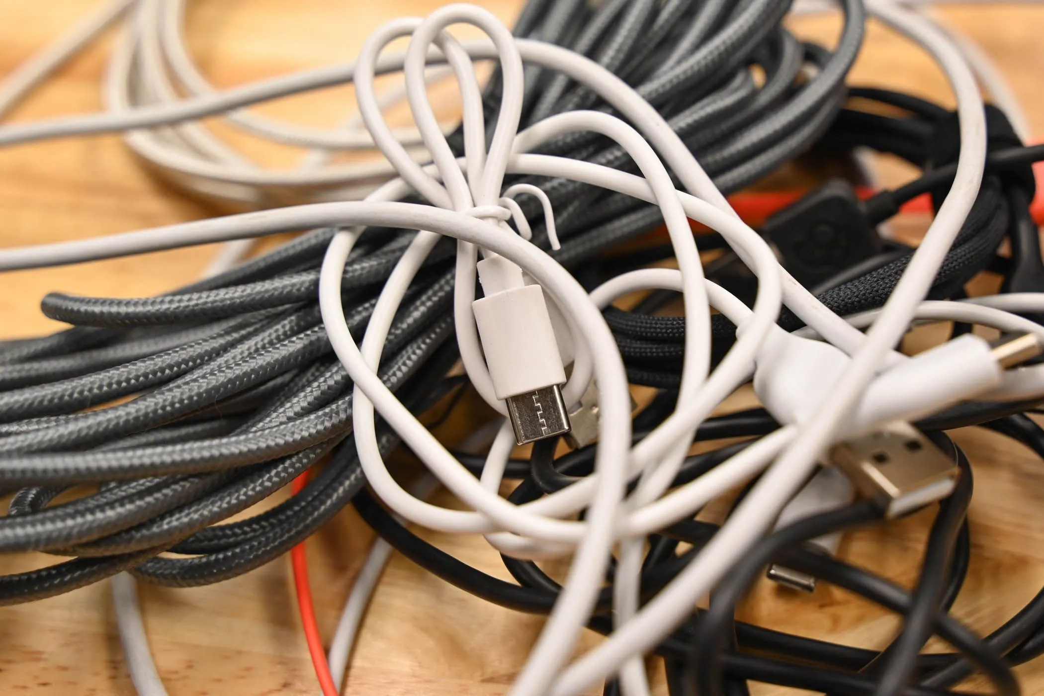 Một đống cáp USB đa dạng, tượng trưng cho các thế hệ cổng USB với tốc độ khác nhau