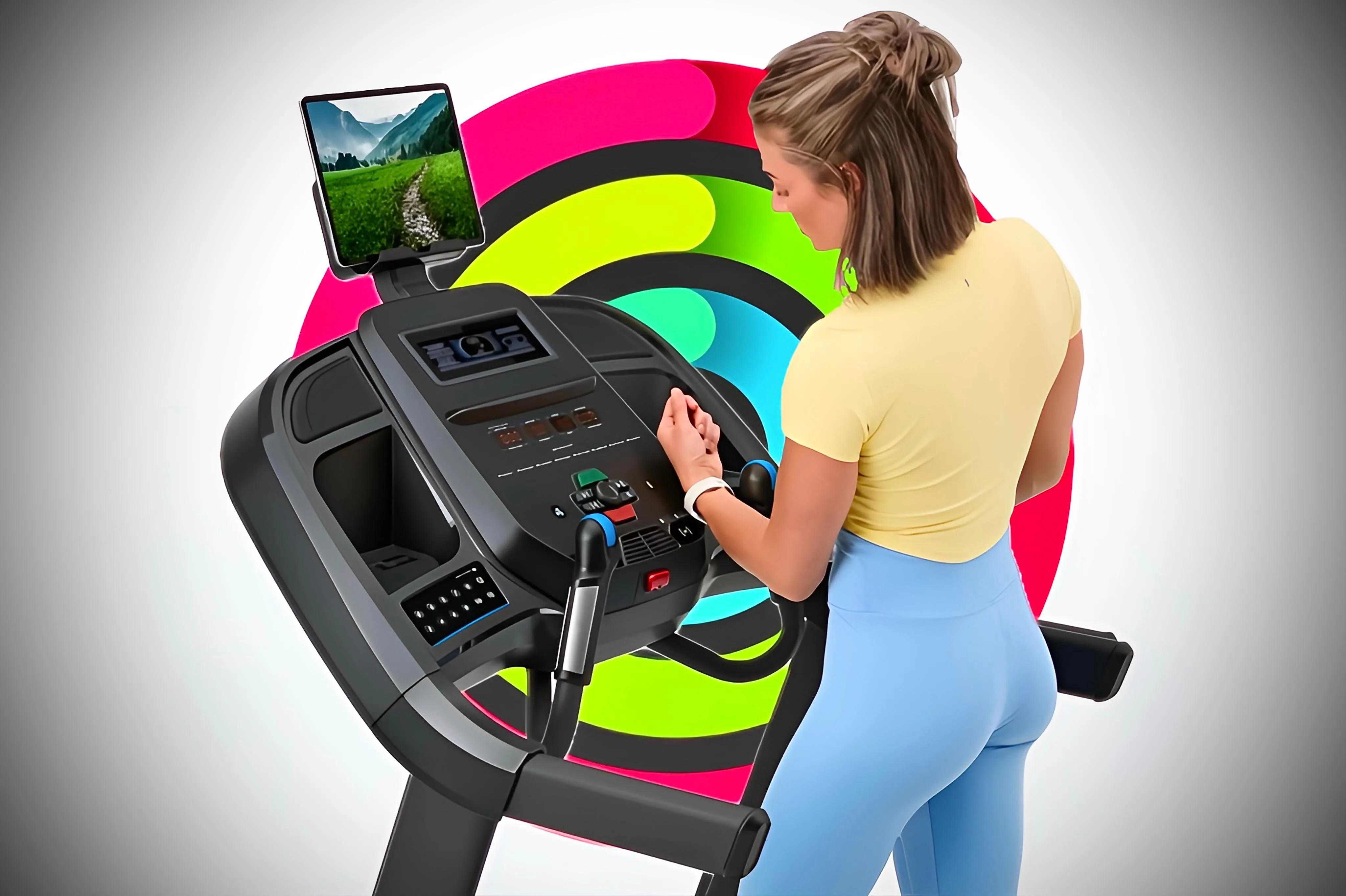 Một người đang kết nối Apple Watch với máy chạy bộ để đồng bộ dữ liệu tập luyện