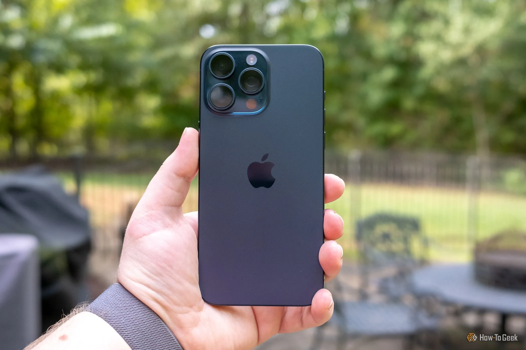 Một người dùng đang cầm iPhone 15 Pro Max, minh họa trải nghiệm chụp ảnh và chất lượng camera được kỳ vọng nâng cấp trên iPhone 17.