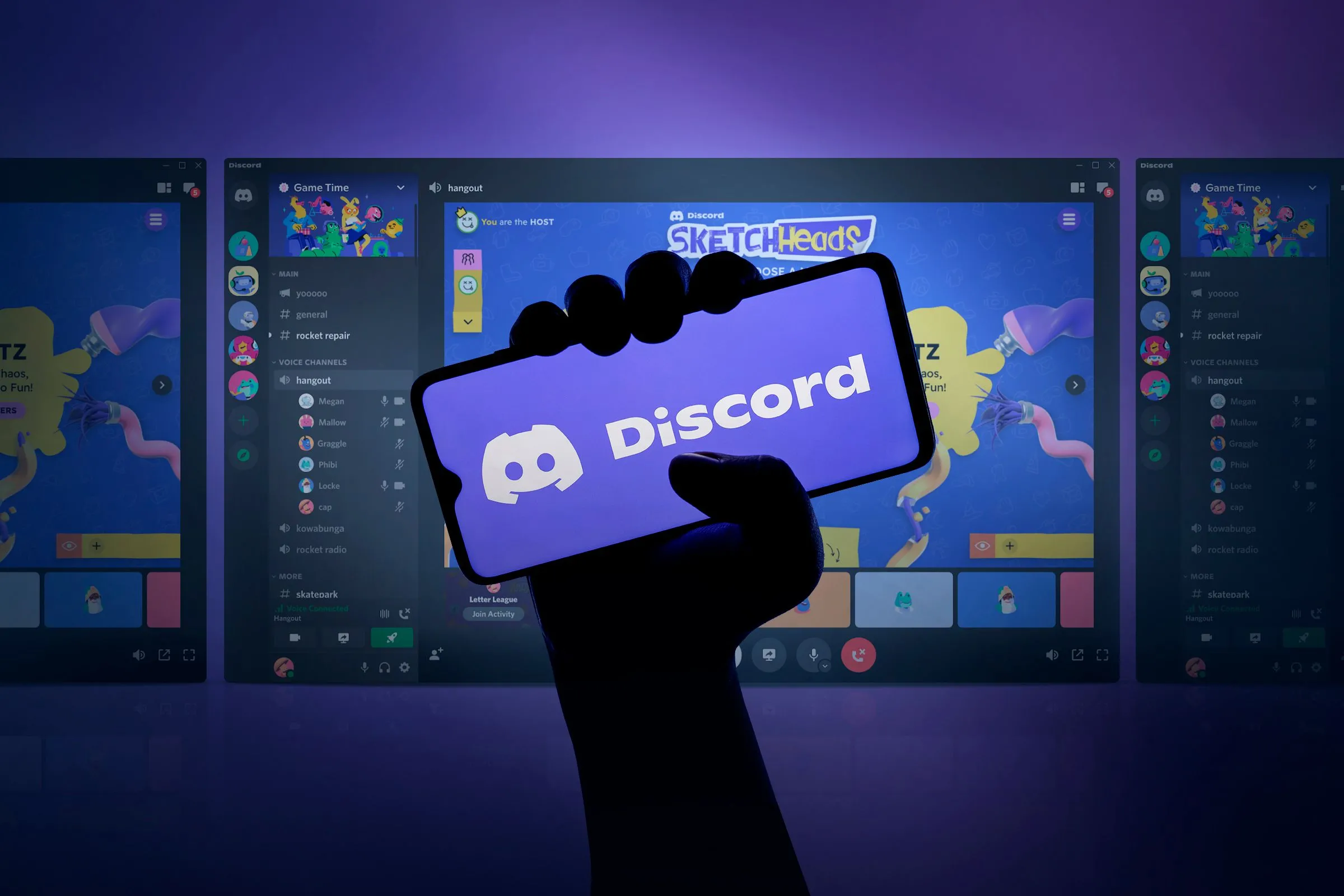 Một tay đang cầm điện thoại thông minh với logo Discord trên màn hình và, ở hậu cảnh, các màn hình hiển thị trò chơi Discord.