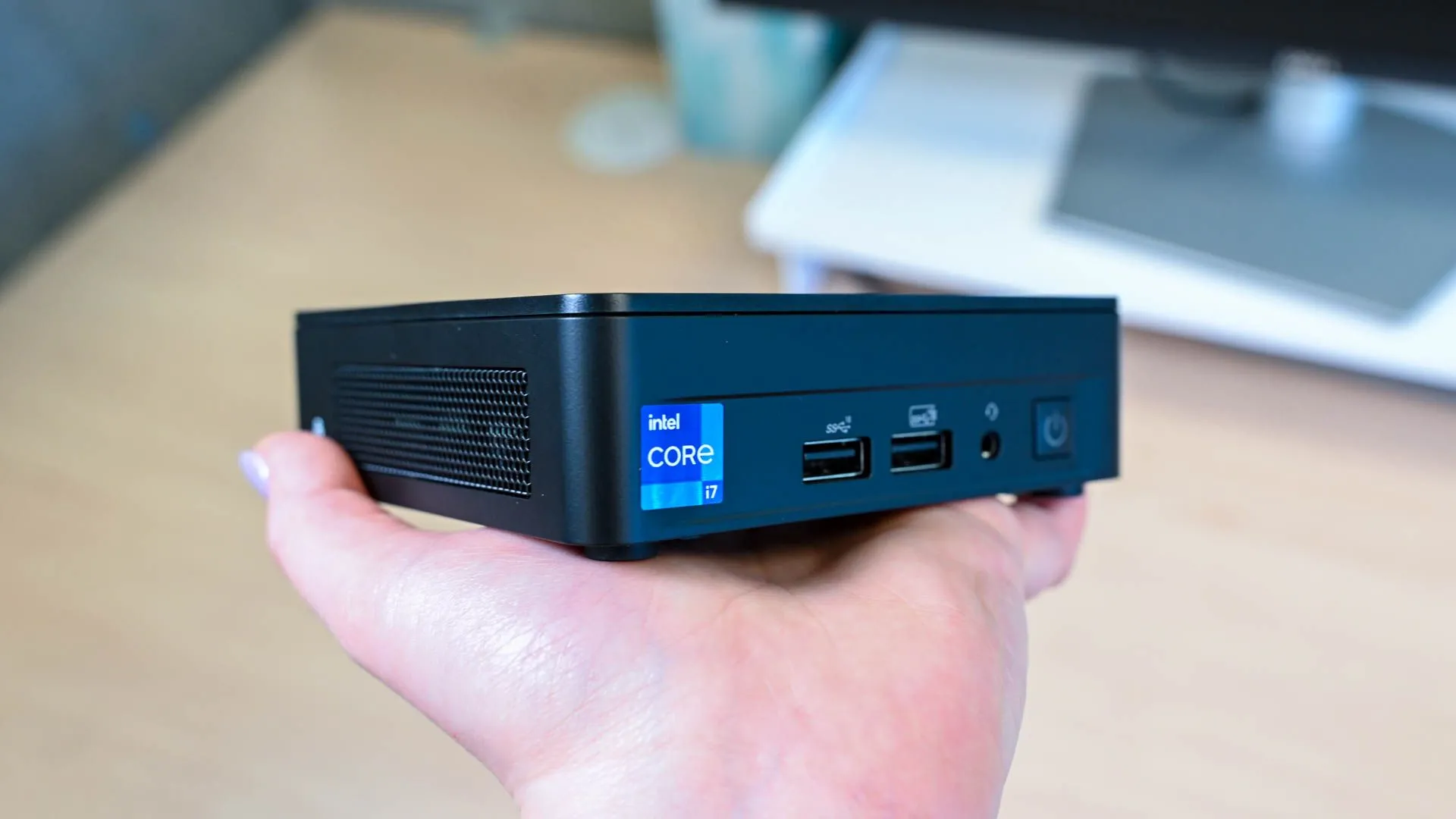 Người dùng cầm trên tay Intel NUC 13 Pro, minh họa kích thước nhỏ gọn của Mini PC.