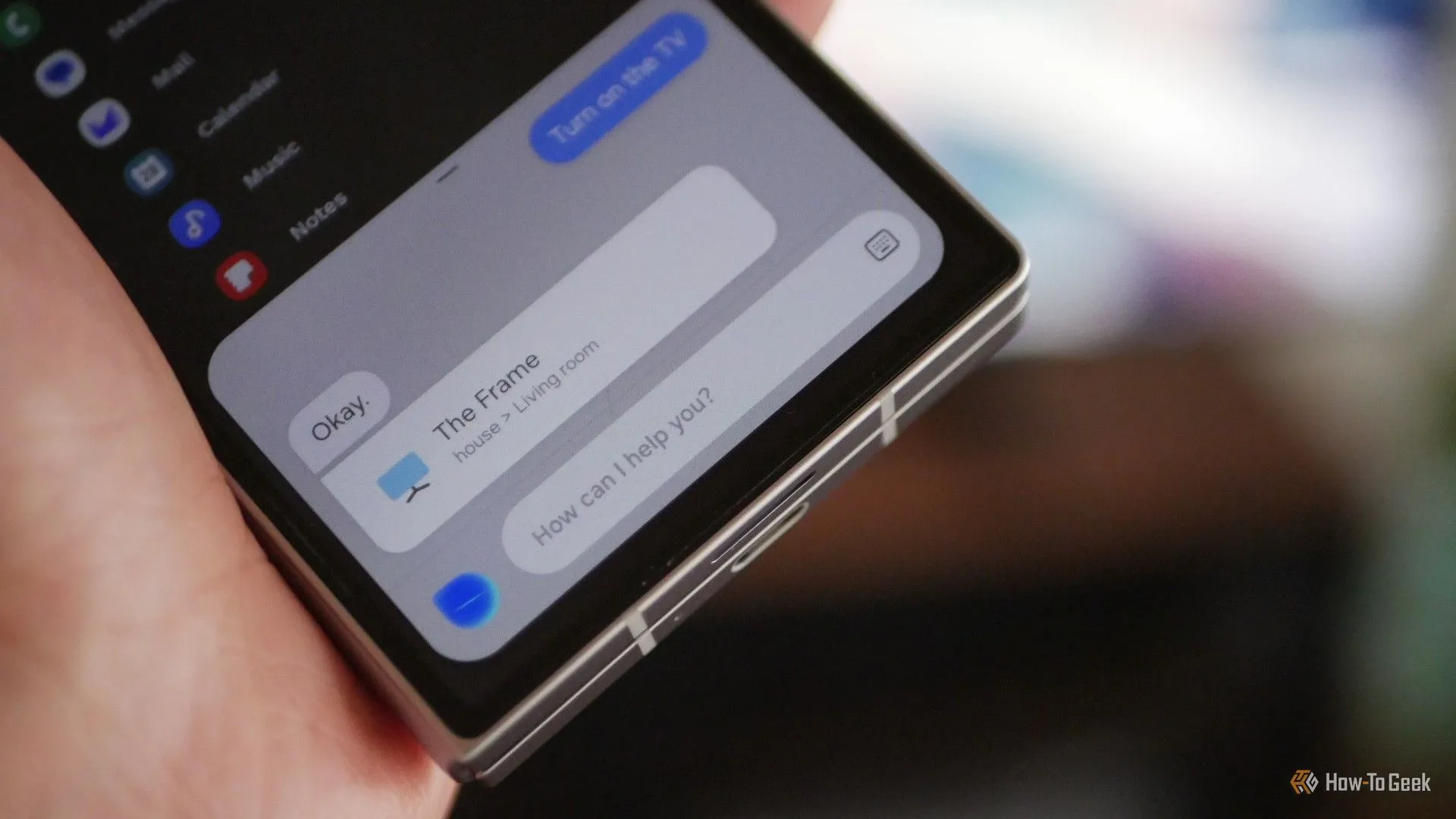 Người dùng điều khiển bật TV Samsung thông qua Bixby từ Galaxy Z Fold 6.