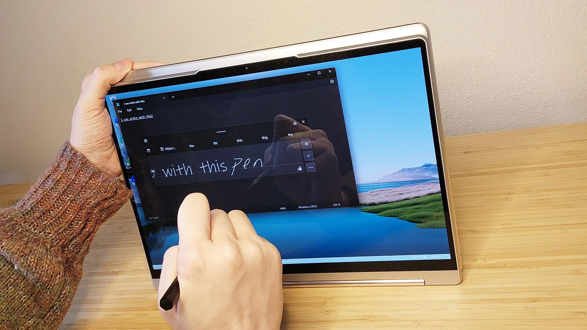Người dùng viết ghi chú trên màn hình laptop Lenovo Yoga 9i Gen 8 bằng bút cảm ứng, thể hiện khả năng sáng tạo và ghi chép linh hoạt