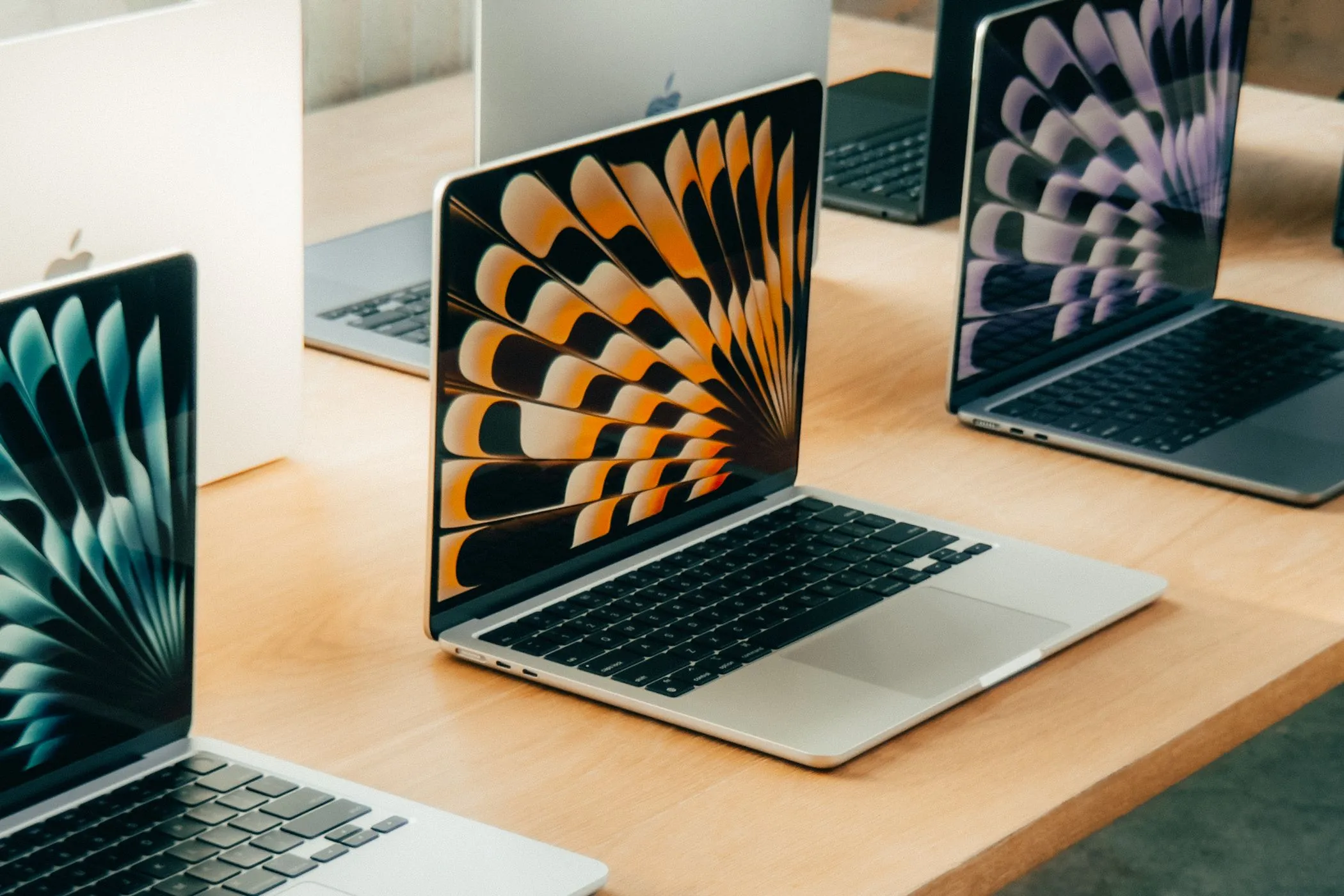 Nhiều chiếc MacBook Air M3 13 inch màu bạc với màn hình mở