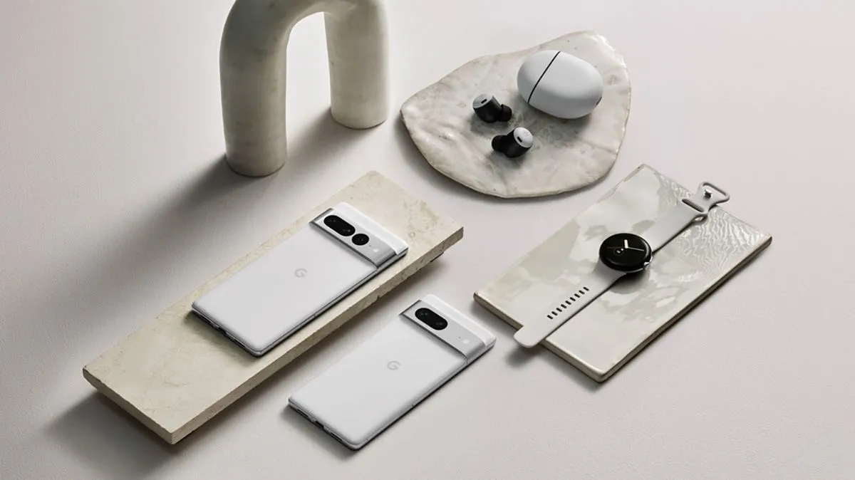 Nhiều thiết bị Google Pixel được đặt trên bàn, thể hiện sự kết nối trong hệ sinh thái