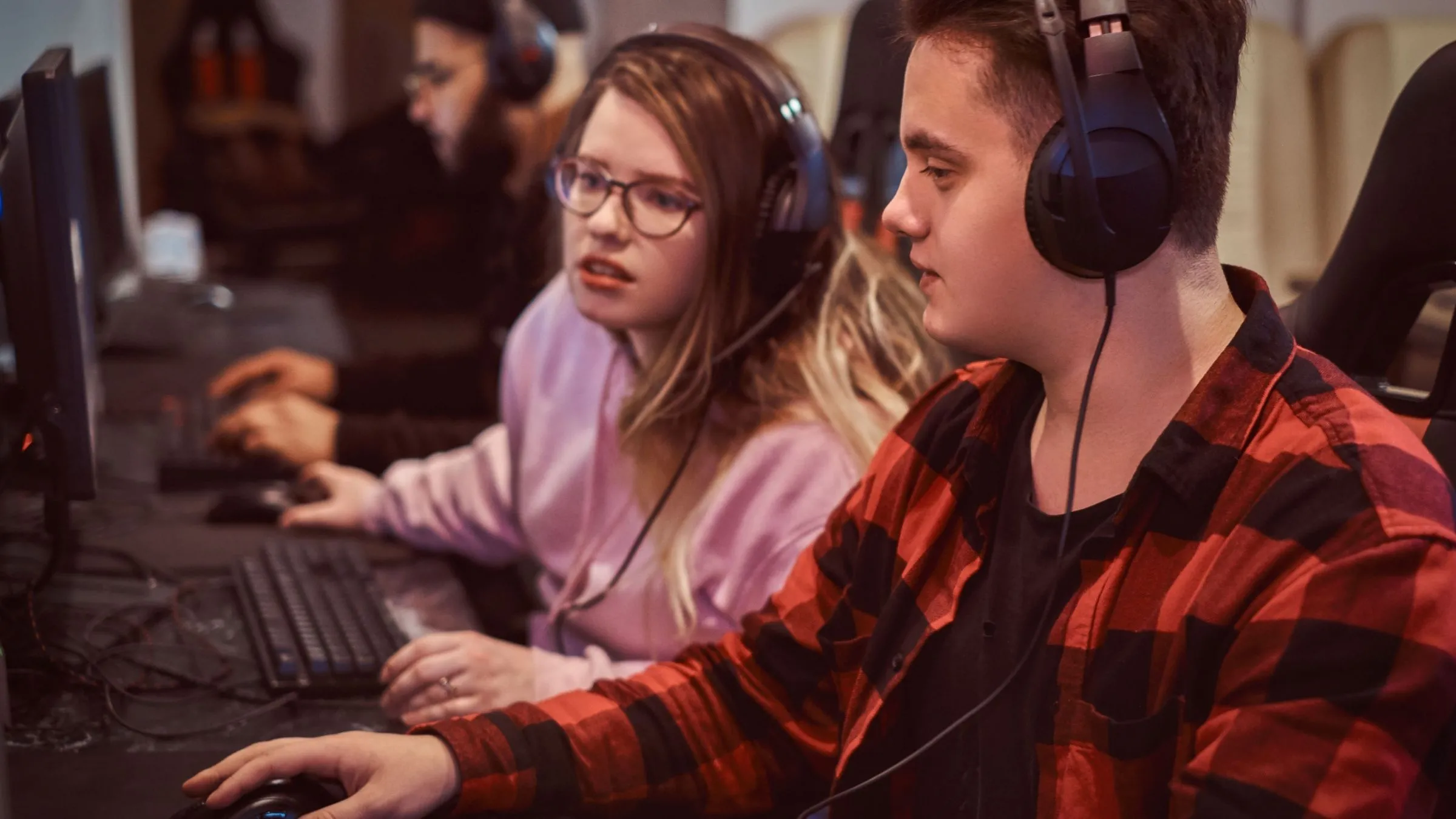 Nhóm game thủ tuổi teen chơi game nhiều người trên PC tại câu lạc bộ game