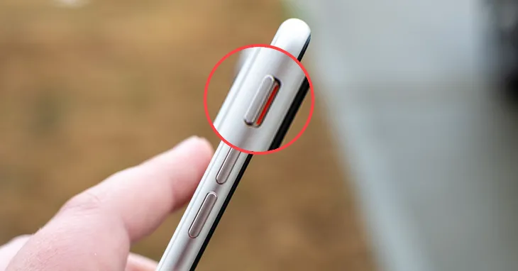 Nút gạt tắt tiếng vật lý trên cạnh bên của iPhone.