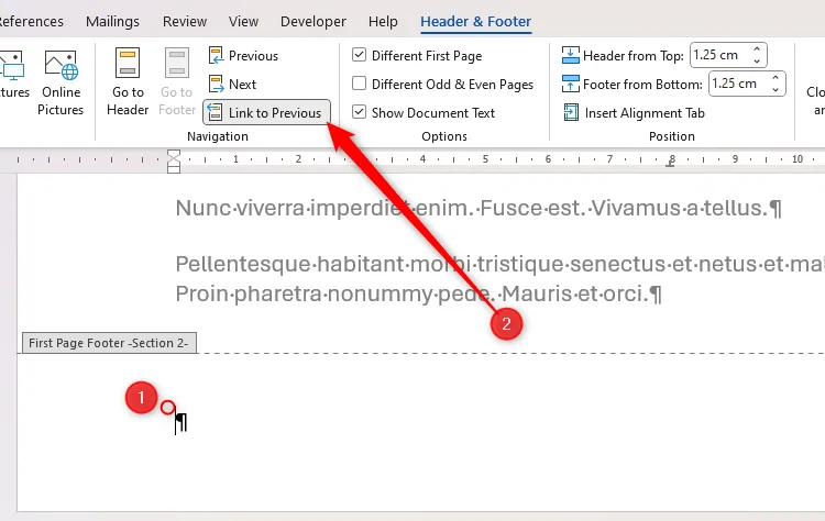 Nút &quot;Link To Previous&quot; trong tab Header &amp; Footer của Word được chọn, cho phép ngắt kết nối định dạng giữa các phần
