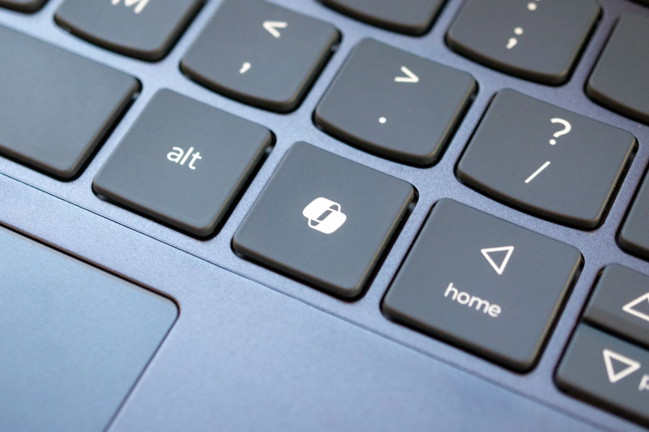Phím Copilot trên bàn phím máy tính xách tay, biểu tượng cho sự tích hợp AI trên Windows.