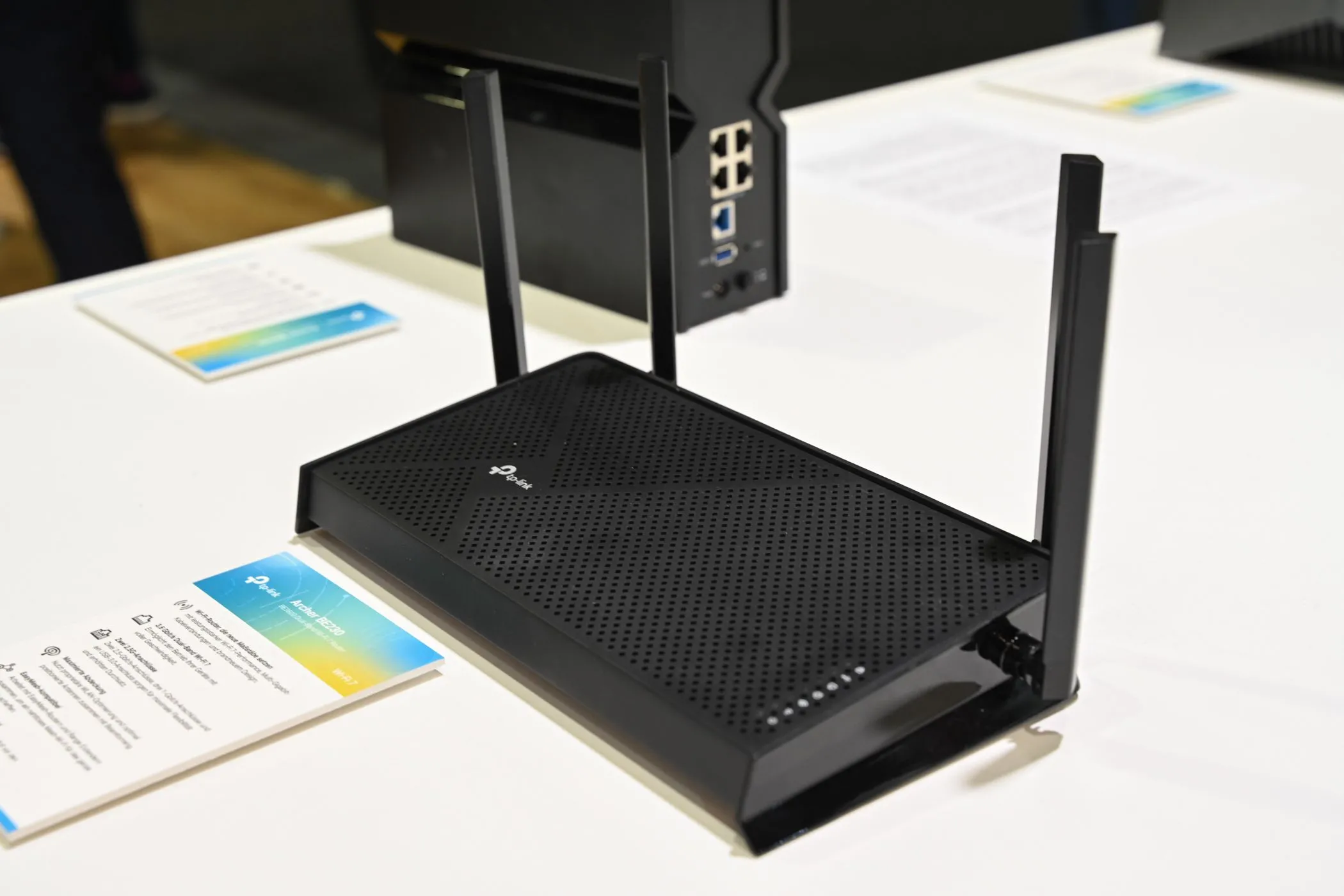 Router Wi-Fi với bốn ăng-ten được điều chỉnh vị trí để tối ưu sóng