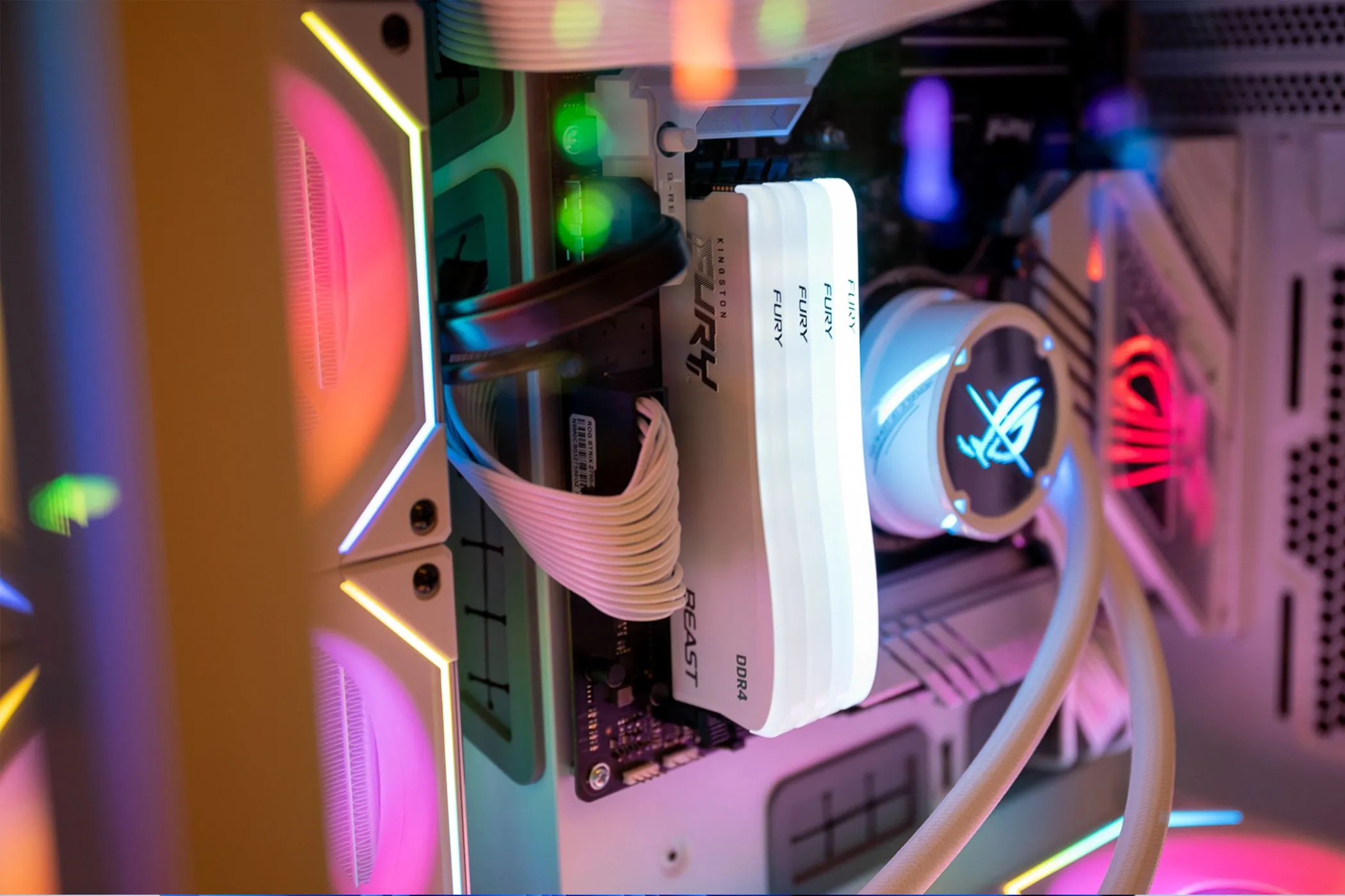 Thanh RAM DDR5 có đèn RGB phát sáng được lắp đặt trong vỏ máy tính gaming với ánh sáng rực rỡ.