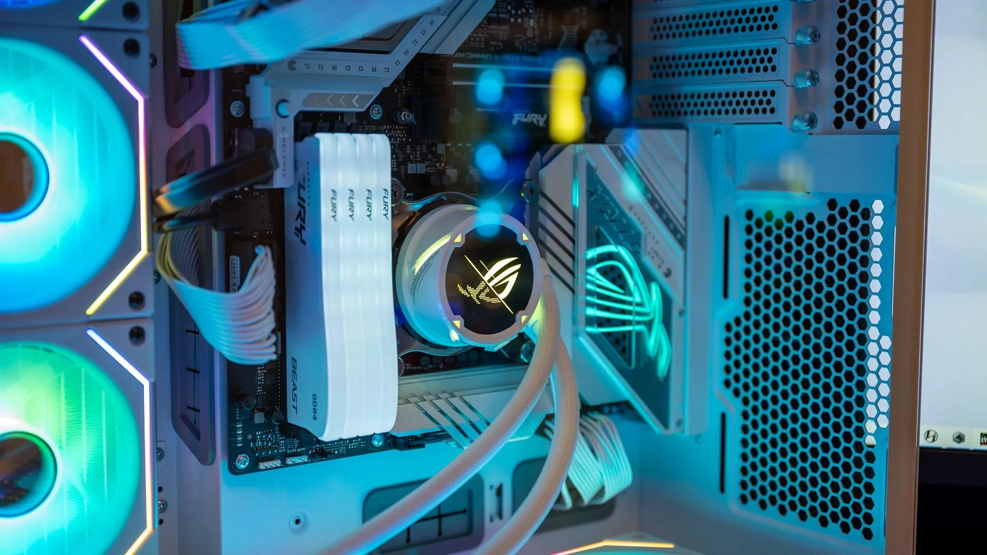 Thanh RAM Kingston FURY Beast DDR4 RGB Special Edition được lắp trong một máy tính gaming, nhấn mạnh việc không nên ưu tiên RGB hơn chất lượng mainboard.