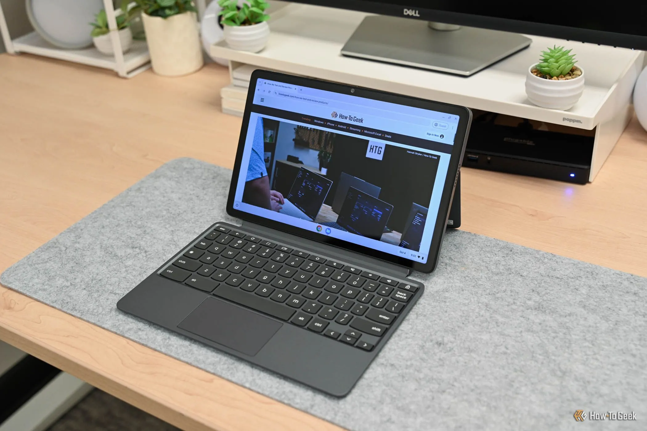 Trang web How-To Geek đang mở trên thiết bị Lenovo Chromebook Duet 11 inch