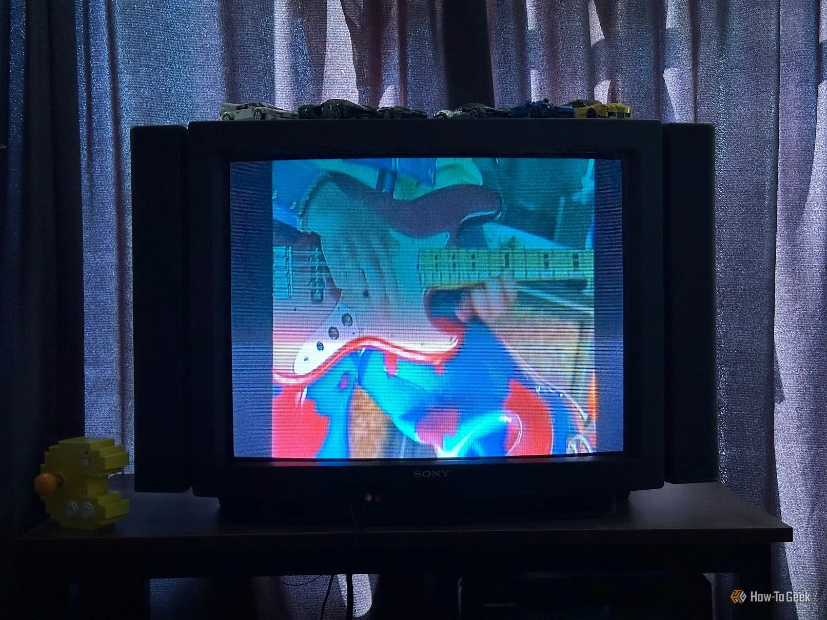 TV CRT hiển thị nội dung với viền đen hai bên, minh họa lỗi tỷ lệ khung hình.