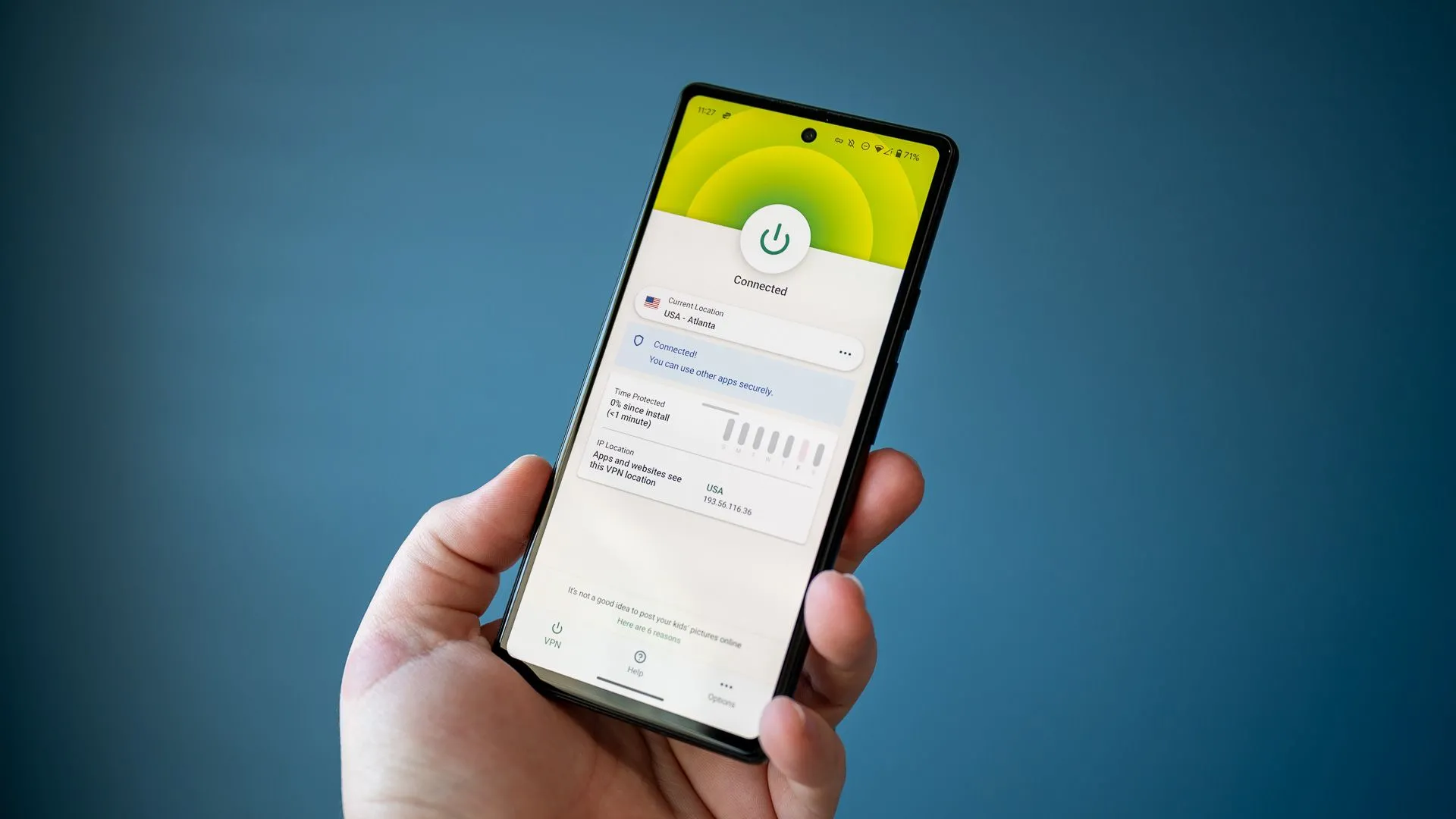 Ứng dụng ExpressVPN trên điện thoại Google Pixel 6A, biểu tượng VPN màu xanh lá