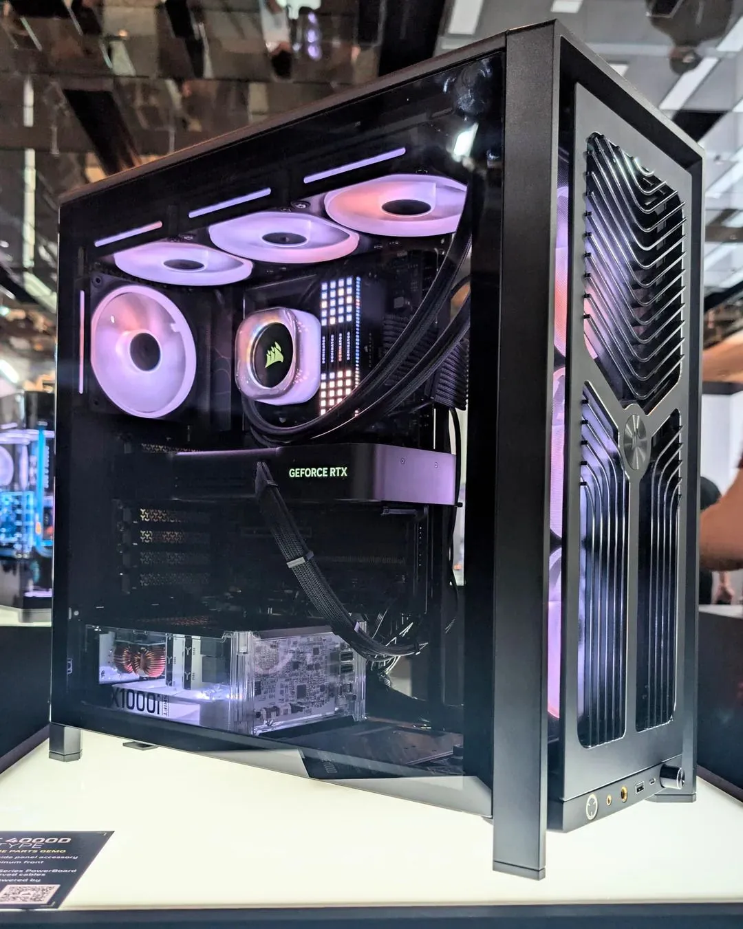 Vỏ case Corsair Frame 4000D module với bộ nguồn trong suốt HX1000i SHIFT prototype bên trong, thể hiện thiết kế độc đáo.